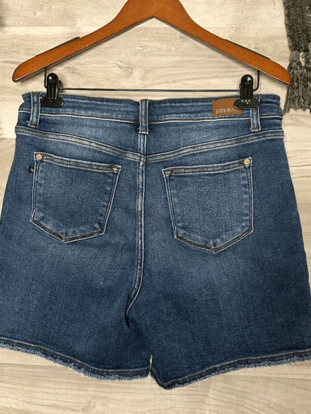 Judy Blue Womens Amelia Mid Length Distressed Denim Jean Shorts Size XL 12 14 - Picture 4 of 9